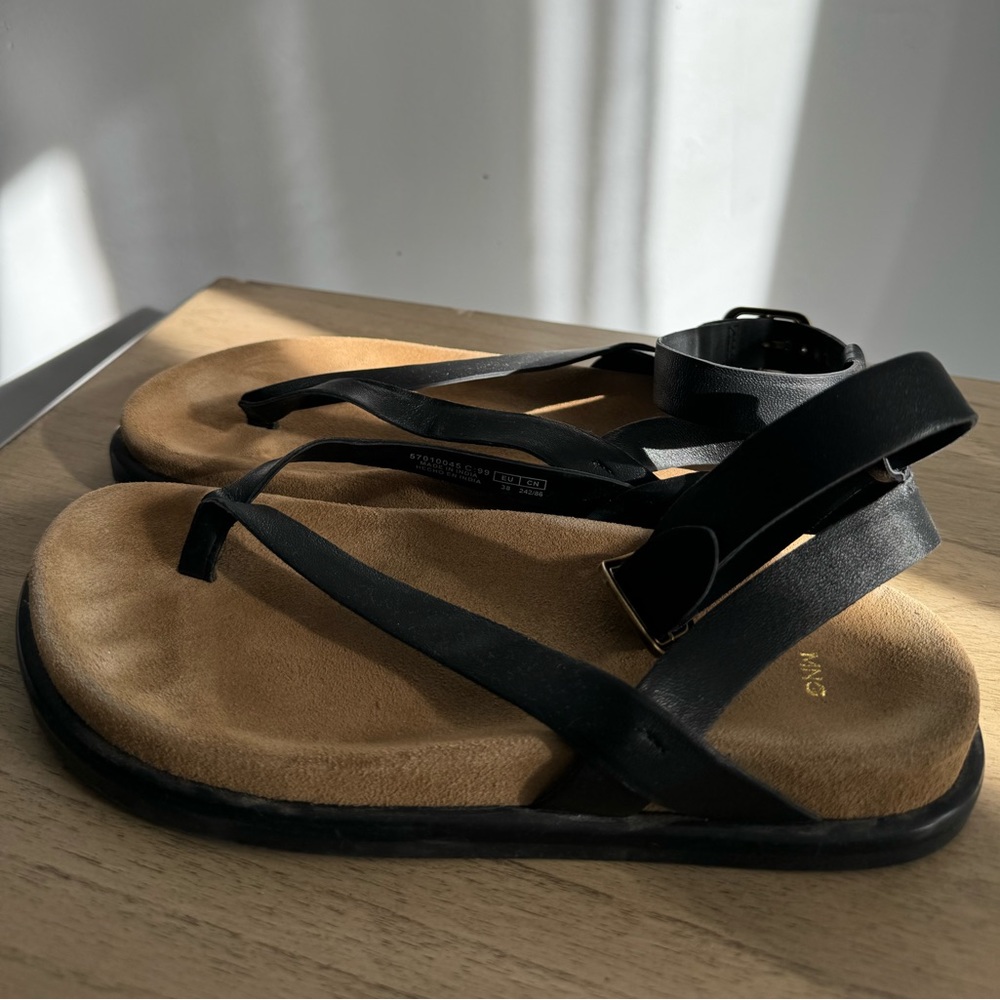 Buckle leather sandals